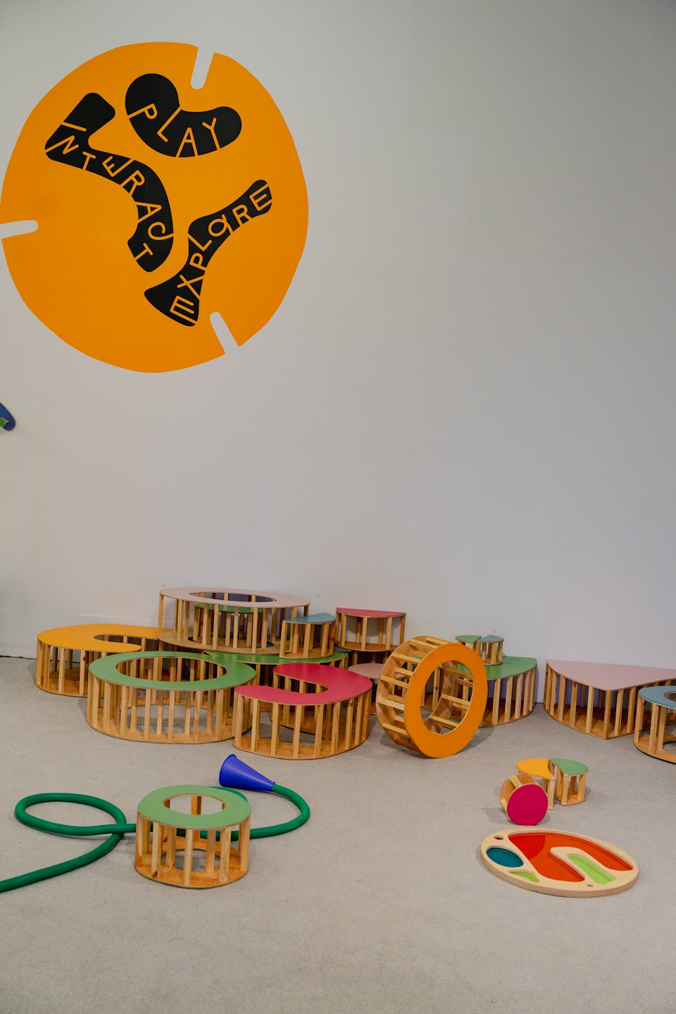 Bunte Holzbausteine und Spielgeräte in einem Lernbereich.